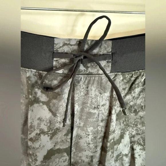 Lululemon Men’s 7” Tactile Print Anchor Black License to Train Linerless Shorts - Picture 3 of 7